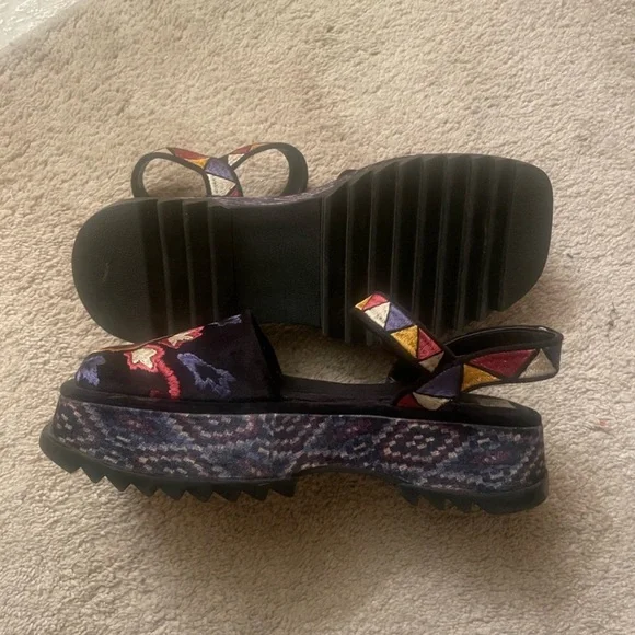 Embroidered Black Farm Rio Sandals - Picture 2 of 6